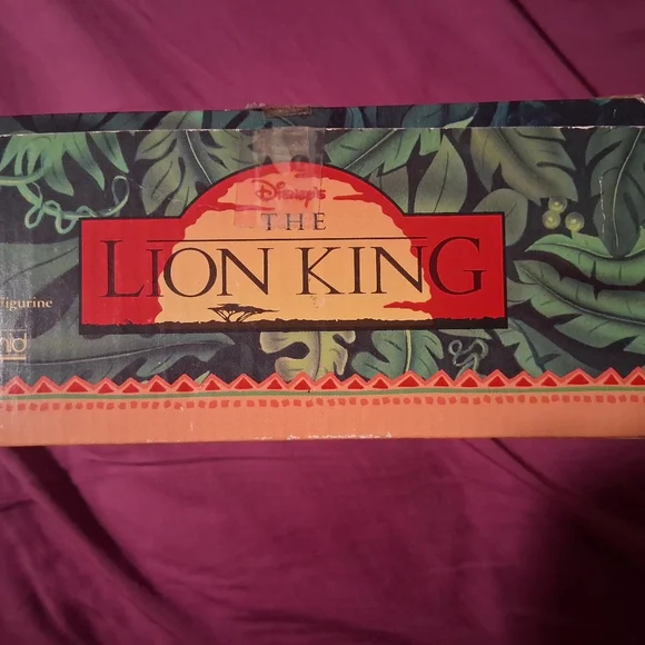 Ceramic Lion Figurine - Picture 2 of 3